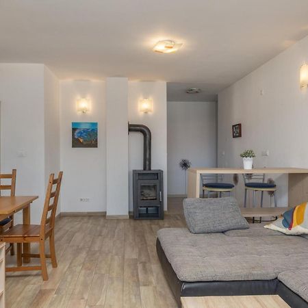 Amazing Apartment In Njivice With Kitchen エクステリア 写真