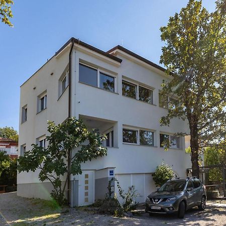 Amazing Apartment In Njivice With Kitchen エクステリア 写真