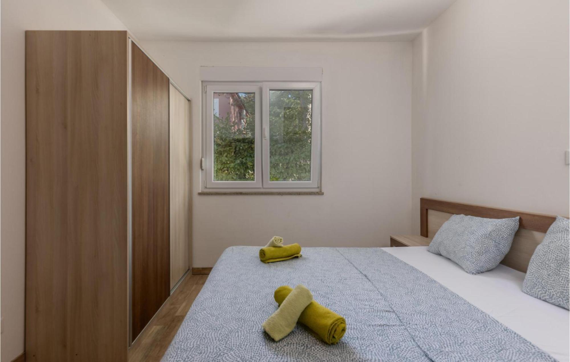 Amazing Apartment In Njivice With Kitchen エクステリア 写真
