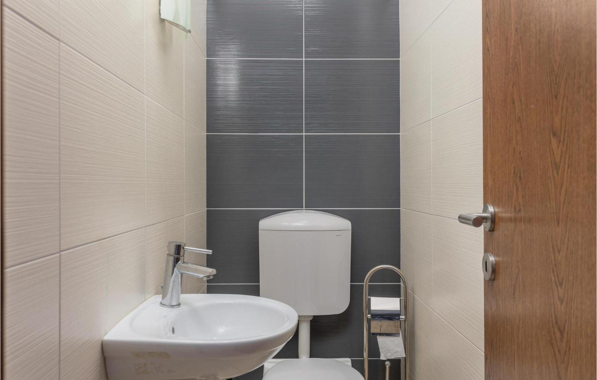 Amazing Apartment In Njivice With Kitchen エクステリア 写真