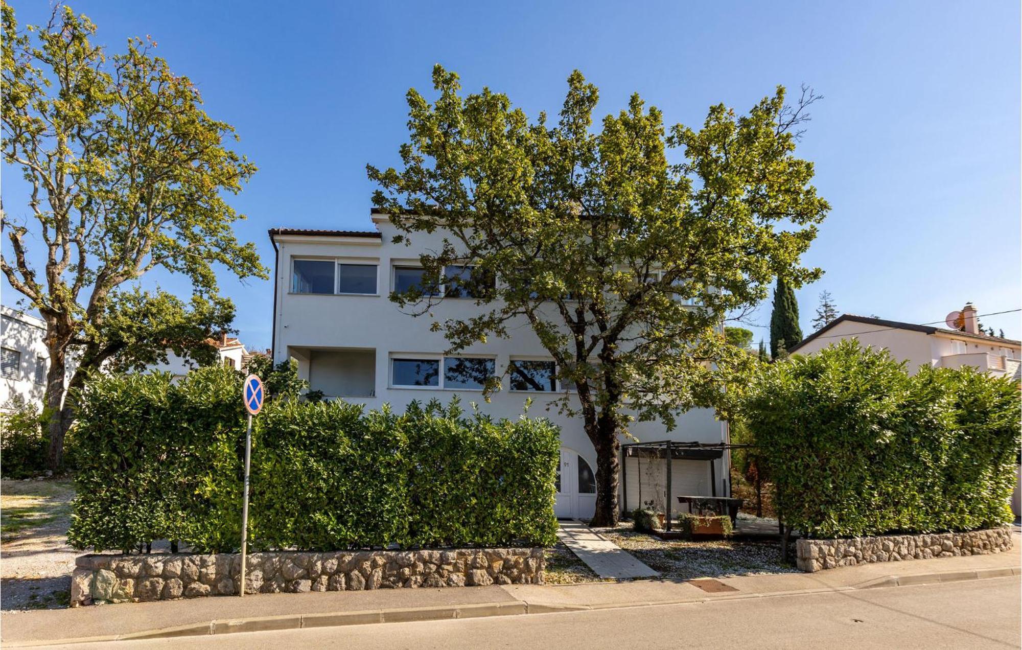 Amazing Apartment In Njivice With Kitchen エクステリア 写真