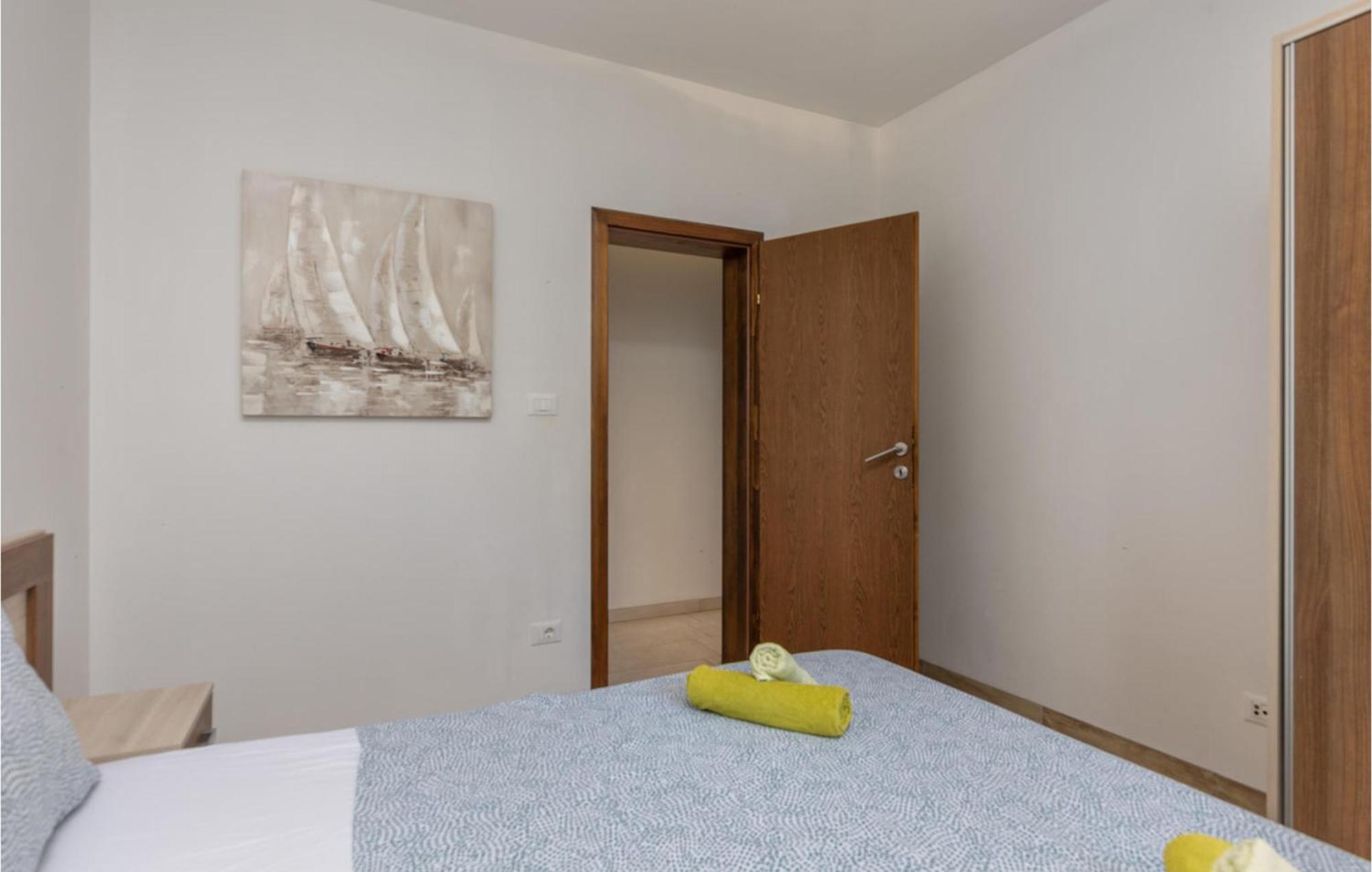 Amazing Apartment In Njivice With Kitchen エクステリア 写真