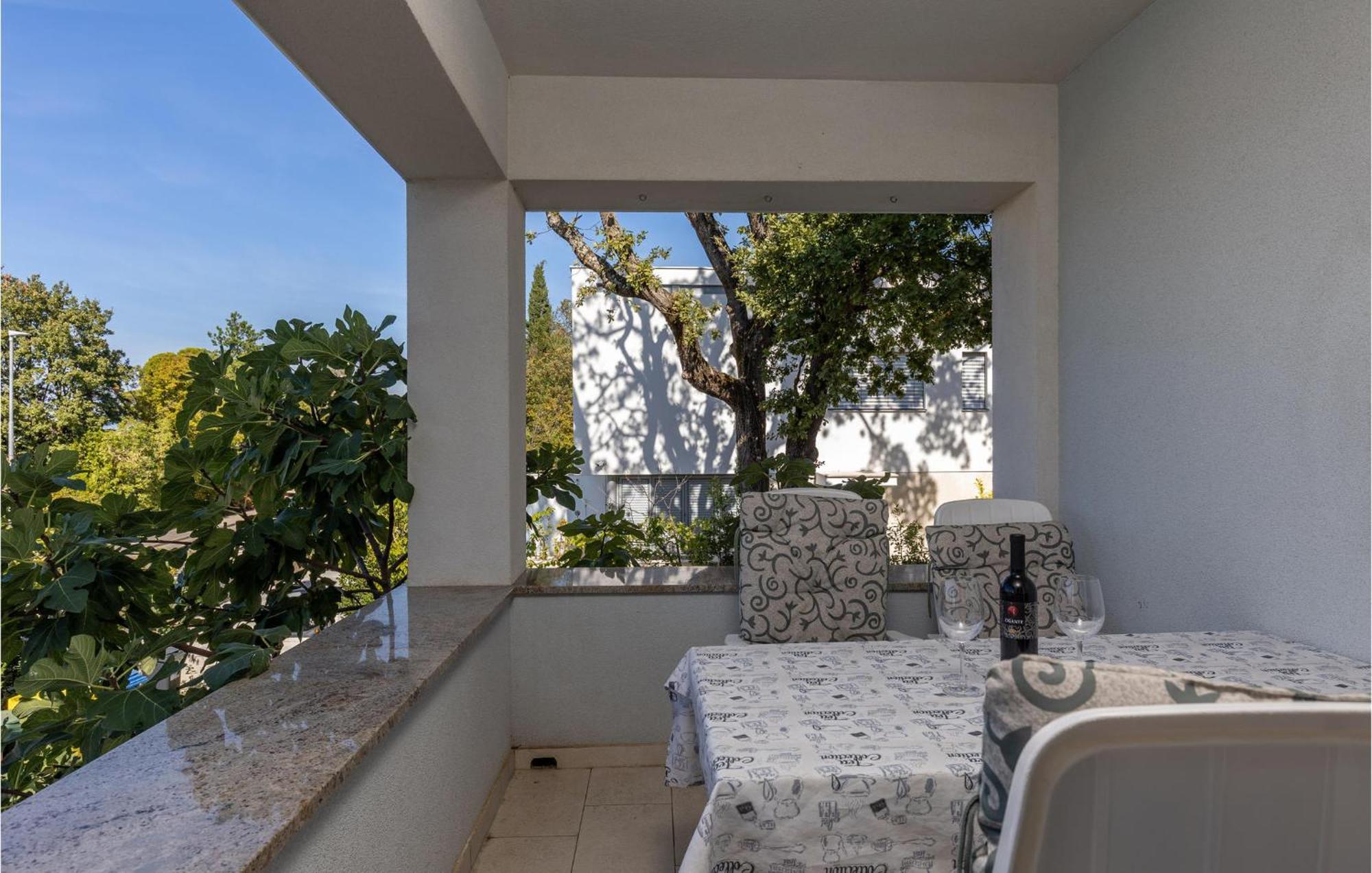 Amazing Apartment In Njivice With Kitchen エクステリア 写真