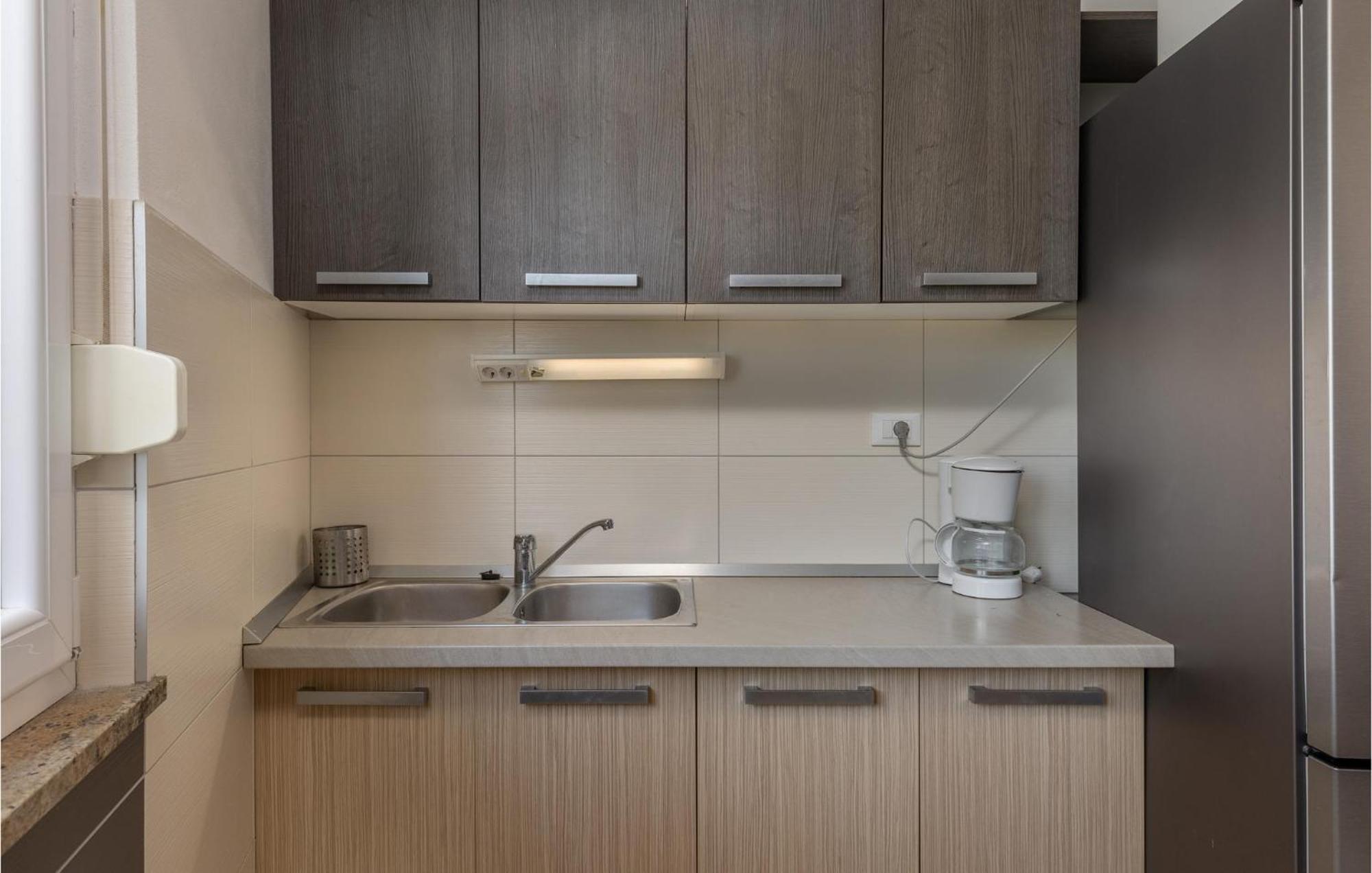 Amazing Apartment In Njivice With Kitchen エクステリア 写真