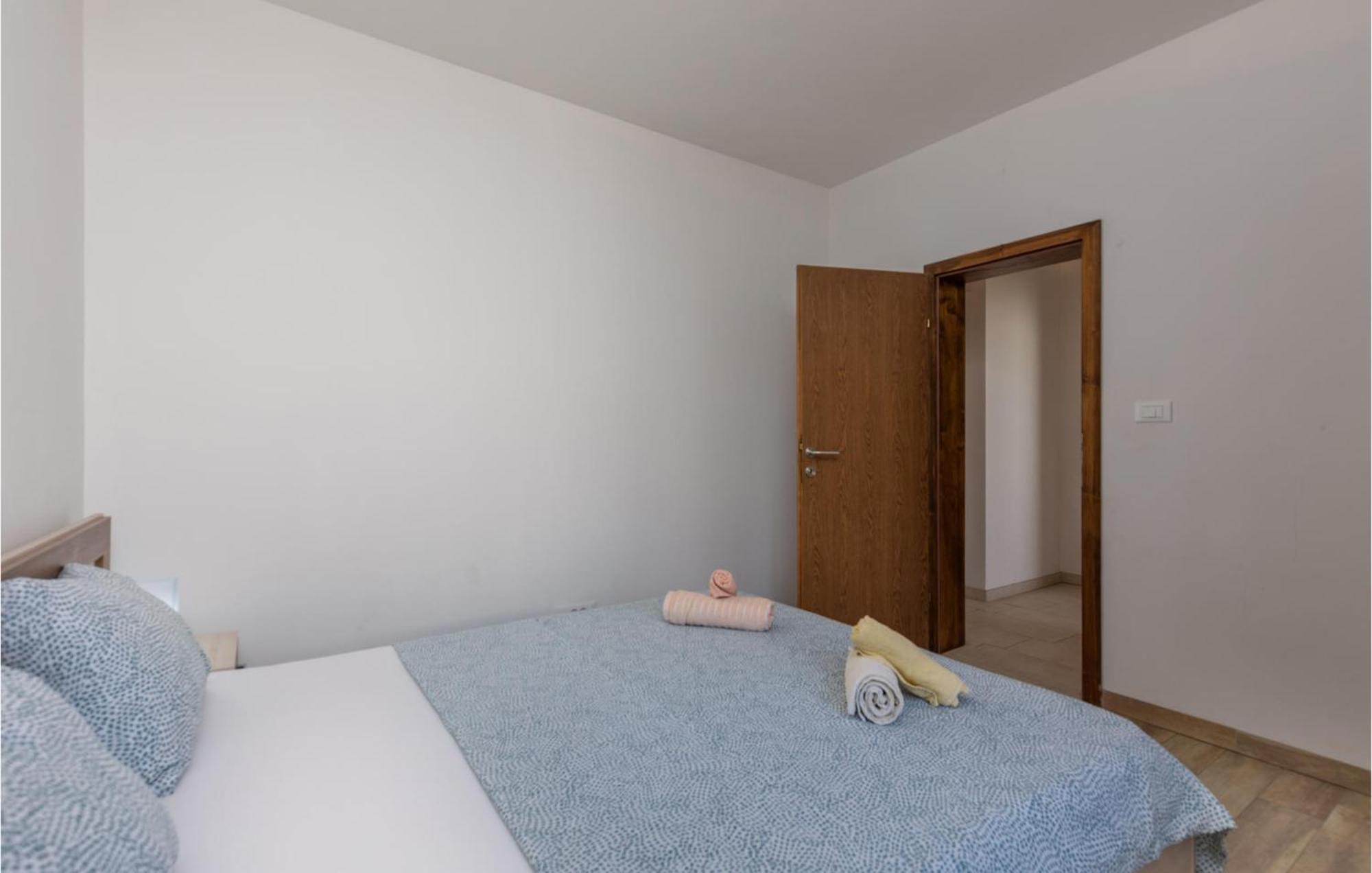 Amazing Apartment In Njivice With Kitchen エクステリア 写真