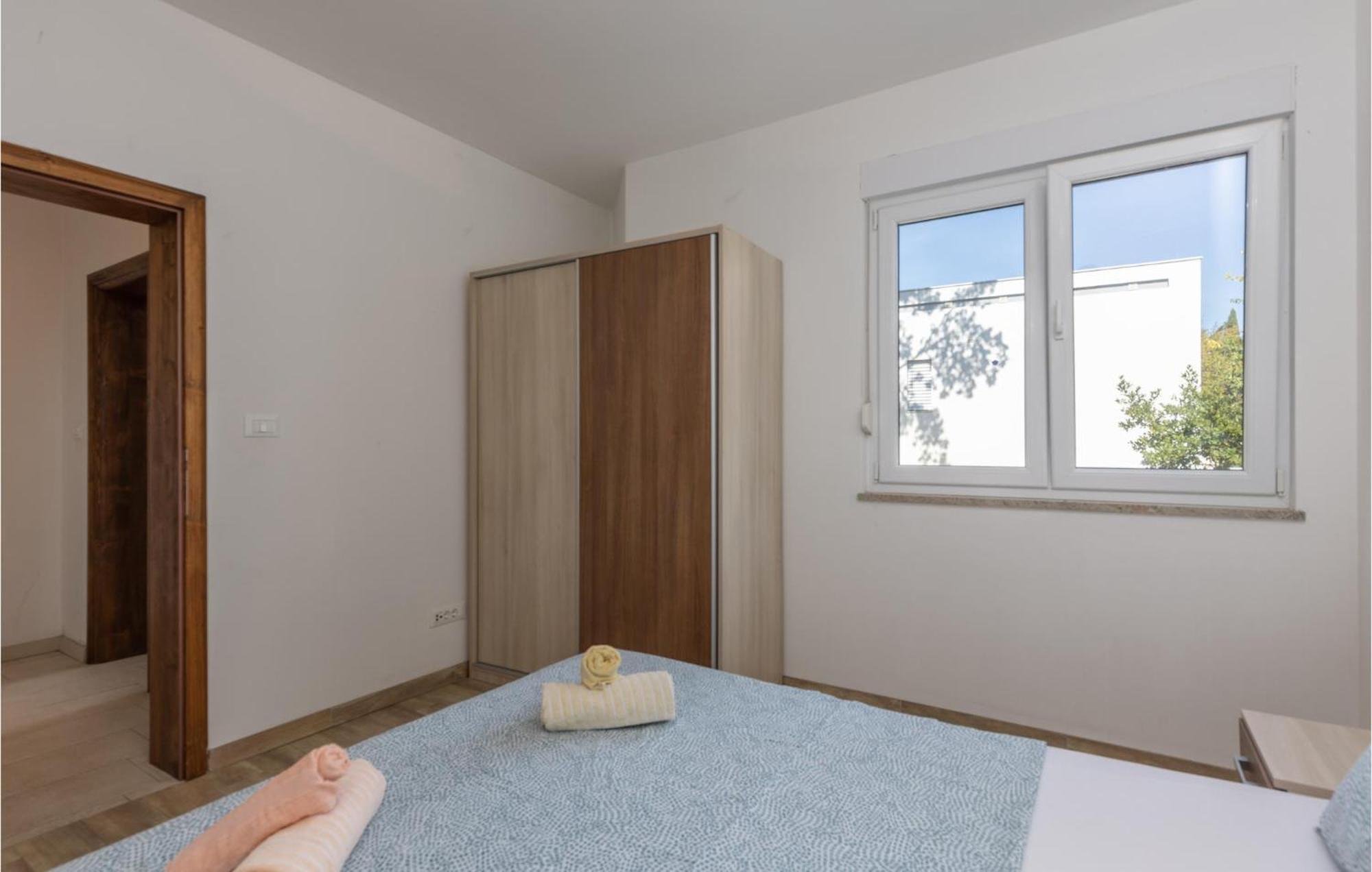 Amazing Apartment In Njivice With Kitchen エクステリア 写真