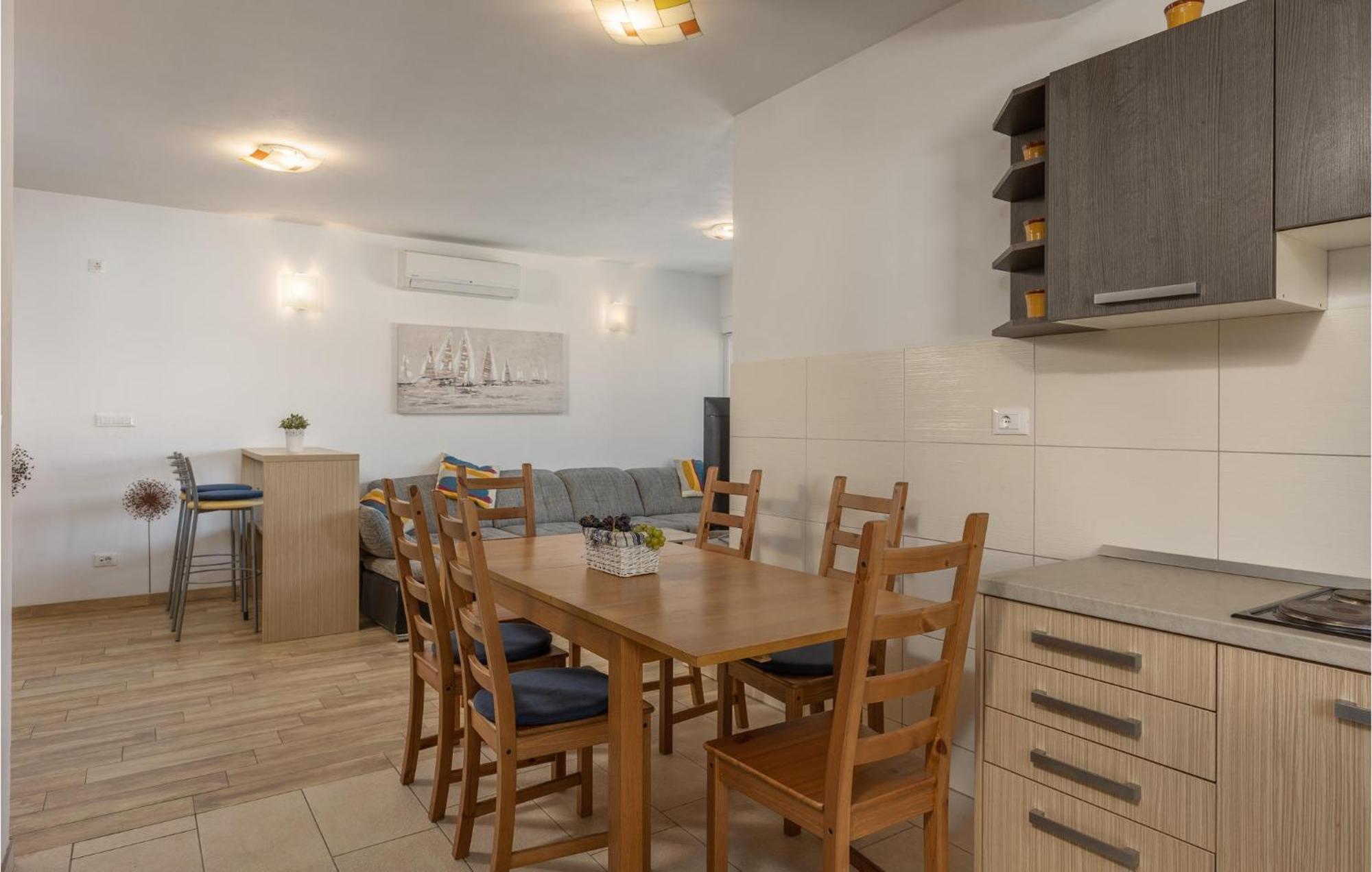 Amazing Apartment In Njivice With Kitchen エクステリア 写真