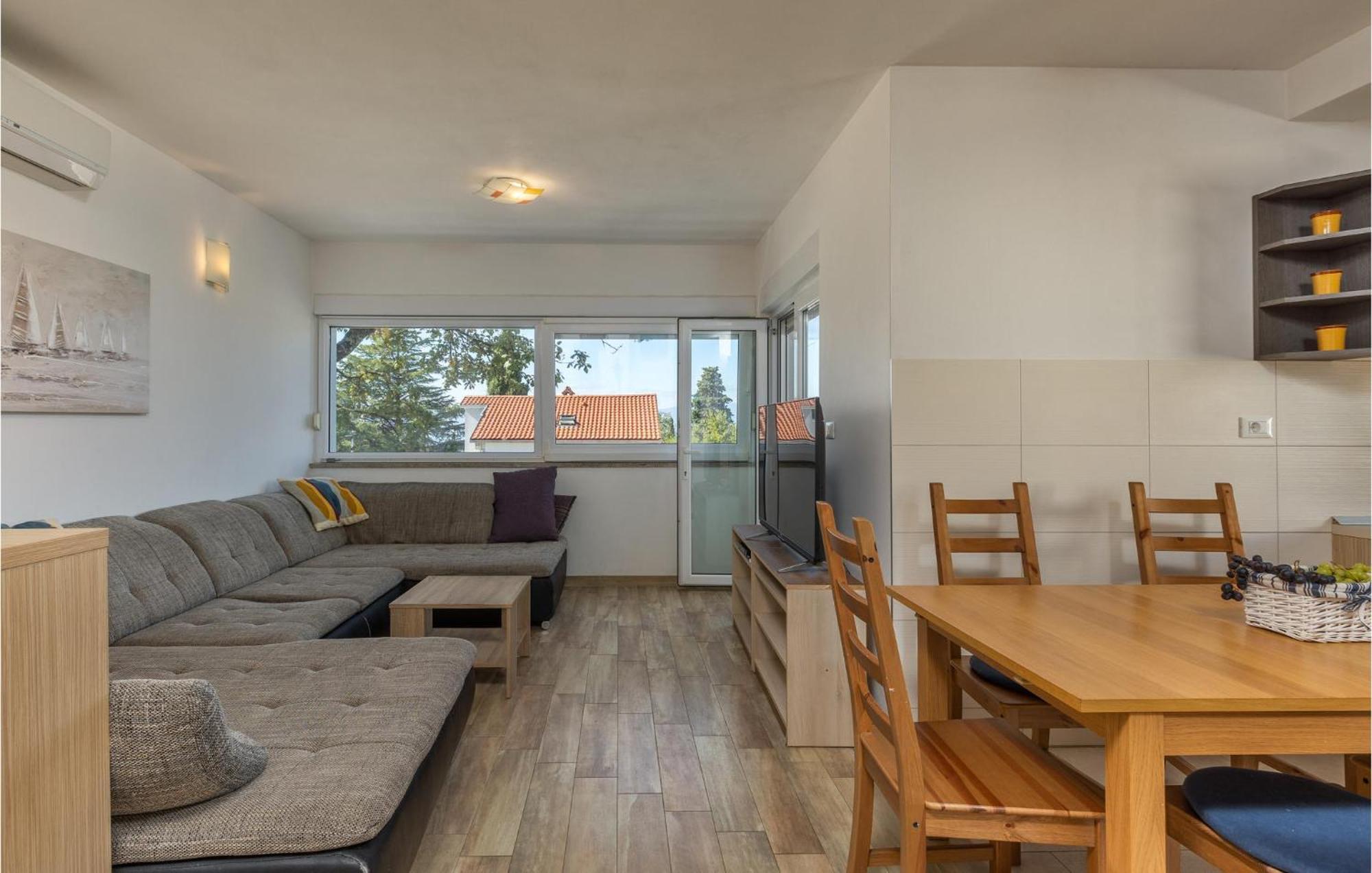 Amazing Apartment In Njivice With Kitchen エクステリア 写真