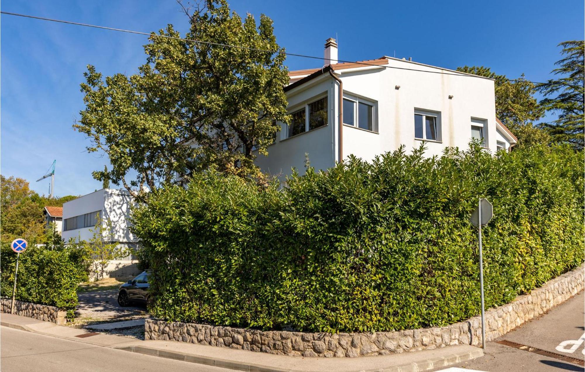 Amazing Apartment In Njivice With Kitchen エクステリア 写真